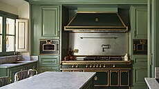 Kuchy� je za�ízená stylovým nábytkem vyrobeným na míru.