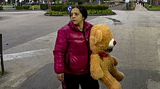 Matka dvouletého Tommasa na cest� s ply�ákem do nemocnice Monaldi, kde bylo...