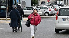 Matka dvouletého Tommasa na cest� do nemocnice Monaldi, kde bylo jejímu synovi...