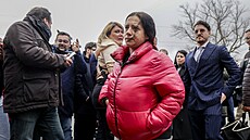 Matka dvouletého Tommasa za doprovodu médií na cest� do nemocnice Monaldi, kde...