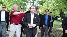 Zve�ejn�né fotografie z Epsteinových spis� obsahují známé tvá�e. Na snímku je...