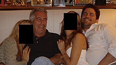 Fotografie zve�ejn�ná americkým ministerstvem spravedlnosti zachycuje Jeffreyho...