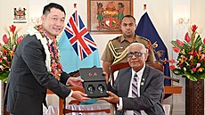 Slavnostní p�edání �ínských automobil� prezidentu souostroví Fid�i. (26. ledna...