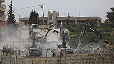 Palestinci sledují ruiny budovy zni�ené izraelskými silami na Západním b�ehu ve...