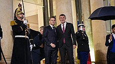Francouzský prezident Emmanuel Macron vítá �eského premiéra Andreje Babi�e v...