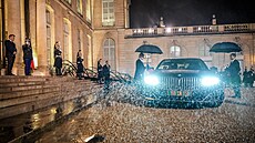 Francouzský prezident Emmanuel Macron vítá �eského premiéra Andreje Babi�e v...