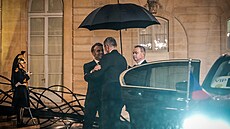Francouzský prezident Emmanuel Macron vítá �eského premiéra Andreje Babi�e v...
