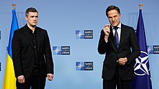 Generální tajemník Mark Rutte spolu s ukrajinským ministrem obrany Fedorovem na...