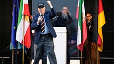 Americký senátor Lindsey Graham hovo�í s p�íznivci íránského exilového prince...