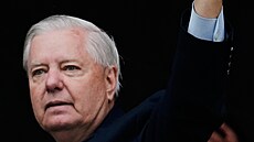 Americký senátor Lindsey Graham hovo�í s p�íznivci íránského exilového prince...