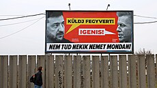 Volební billboard strany Fidesz s ukrajinským prezidentem Zelenským a lídrem...