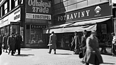 V 50. letech se bývalé Lah�dká�ství Lippert prom�nilo v prodejnu potravin...