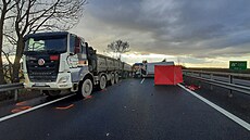 P�i nárazu dodávky do odstavené nákladní soupravy zahynul na dálnici D35 �idi�.
