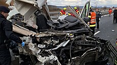 P�i nárazu dodávky do odstavené nákladní soupravy zahynul na dálnici D35 �idi�....