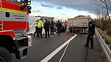 P�i nárazu dodávky do odstavené nákladní soupravy zahynul na dálnici D35 �idi�....