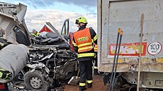 P�i nárazu dodávky do odstavené nákladní soupravy zahynul na dálnici D35 �idi�....