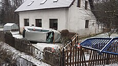 Osmnáctiletý �idi� usnul za volantem, prorazil zábradlí mostu a v�z skon�il...