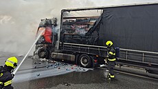 Na dálnici D55 mezi Otrokovicemi a Hulínem ho�el kamion. (11. únor 2026)