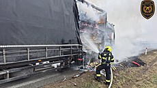 Na dálnici D55 mezi Otrokovicemi a Hulínem ho�el kamion. (11. únor 2026)