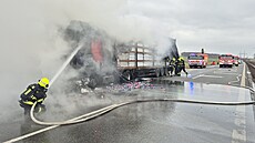 Na dálnici D55 mezi Otrokovicemi a Hulínem ho�el kamion. (11. únor 2026)