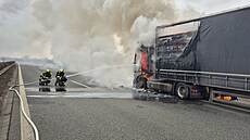 Na dálnici D55 mezi Otrokovicemi a Hulínem ho�el kamion. (11. únor 2026)