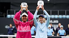 Destanee Aiavová a Cristina Bucșová s trofejemi po vít�zství ve finále...