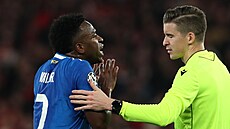 K�ídelník Realu Madrid Vinícius Júnior si v utkání s Benfikou st�uje...