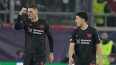 Úto�ník Leverkusenu Patrik Schick (vlevo) slaví gól do sít� Olympiakosu.