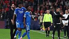 K�ídelník Realu Madrid Vinícius Júnior (vpravo) opou�tí trávník poté, co si v...