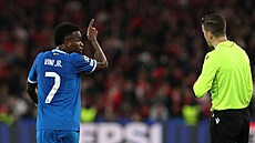 K�ídelník Realu Madrid Vinícius Júnior si v utkání s Benfikou st�uje...