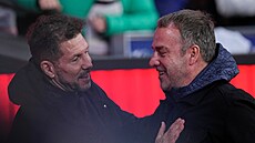 Trené�i Hansi Flick (vpravo) a Diego Simeone p�ed pohárovým zápasem mezi...