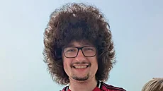 Frank Ilett, fanou�ek Manchesteru United, jen� se proslavil �vlasovou� výzvou.