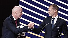 Prezident FIFA Gianni Infantino (vlevo) se �éfem UEFA Aleksanderem �eferinem na...