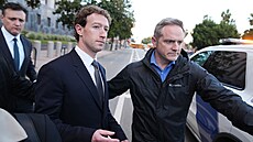 Mark Zuckerberg opou�tí budovu soudu, který projednává �alobu proti spole�nosti...