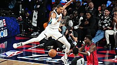 Victor Wembanyama brání b�hem Utkání hv�zd NBA, Anthony Edwards rad�ji zvolil...