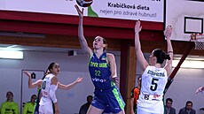 Emma �echová z USK Praha zakon�uje na ko� �abin Brno, brání ji Natálie...