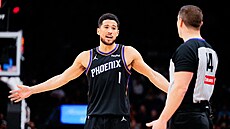 Devin Booker (1) z Phoenix Suns zpochyb�uje rozhod�í.