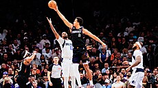 Oso Ighodaro (11) z Phoenix Suns se pokou�í získat mí� v zápase s Dallas...