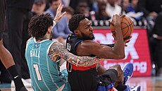 LaMelo Ball (1) z Charlotte Hornets atakuje v zápase s Detroit Pistons...