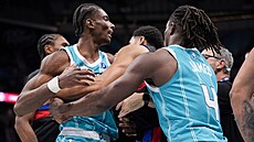 Moussa Diabaté (14) z Charlotte Hornets b�hem pranice s Detroit Pistons, krotí...