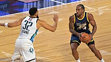 Kawhi Leonard (vpravo) úto�í b�hem Utkání hv�zd NBA, brání ho Karl-Anthony...