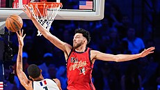 Chet Holmgren (vpravo) b�hem Utkání hv�zd NBA blokuje, zakon�it p�es n�j chce...