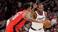 Kawhi Leonard z Los Angeles Clippers u mí�e v zápase s Houston Rockets, brání...