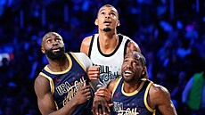 Victor Wembanyama �ní i b�hem Utkání hv�zd NBA nad soupe�i, brání ho Jaylen...