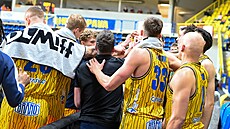 Opav�tí basketbalisté se povzbuzují.