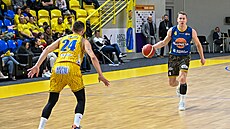 Ústecký rozehráva� Tomá� Vyoral u mí�e v zápase s Opavou