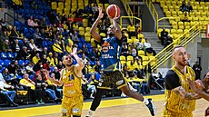 Nicholas Johnson z Ústí nad Labem zakon�uje na opavský ko�, brání ho Jakub...