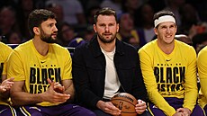 Zran�ný Luka Don�i� sleduje zápas LA Lakers.
