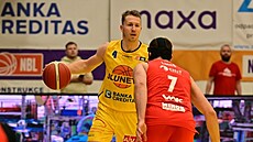 Tomá� Vyoral z Ústí nad Labem u mí�e v zápase s Pardubicemi, brání ho Adam...