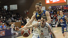 Josef Poto�ek (v modrém) z Ústí a Jakub T�ma z Pardubic bojují o mí�.